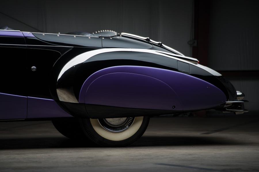 Детали экстерьера Cadillac Series 62 Custom Cabriolet by Saoutchik 1948 года  (фото 15 из 32)